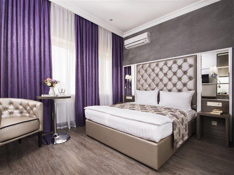 Bonapart Hotel By Uhm Киев Екстериор снимка