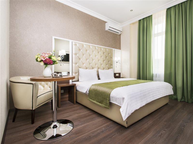Bonapart Hotel By Uhm Киев Екстериор снимка