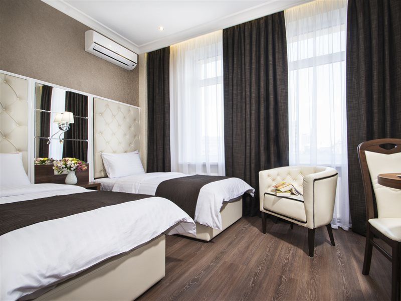 Bonapart Hotel By Uhm Киев Екстериор снимка