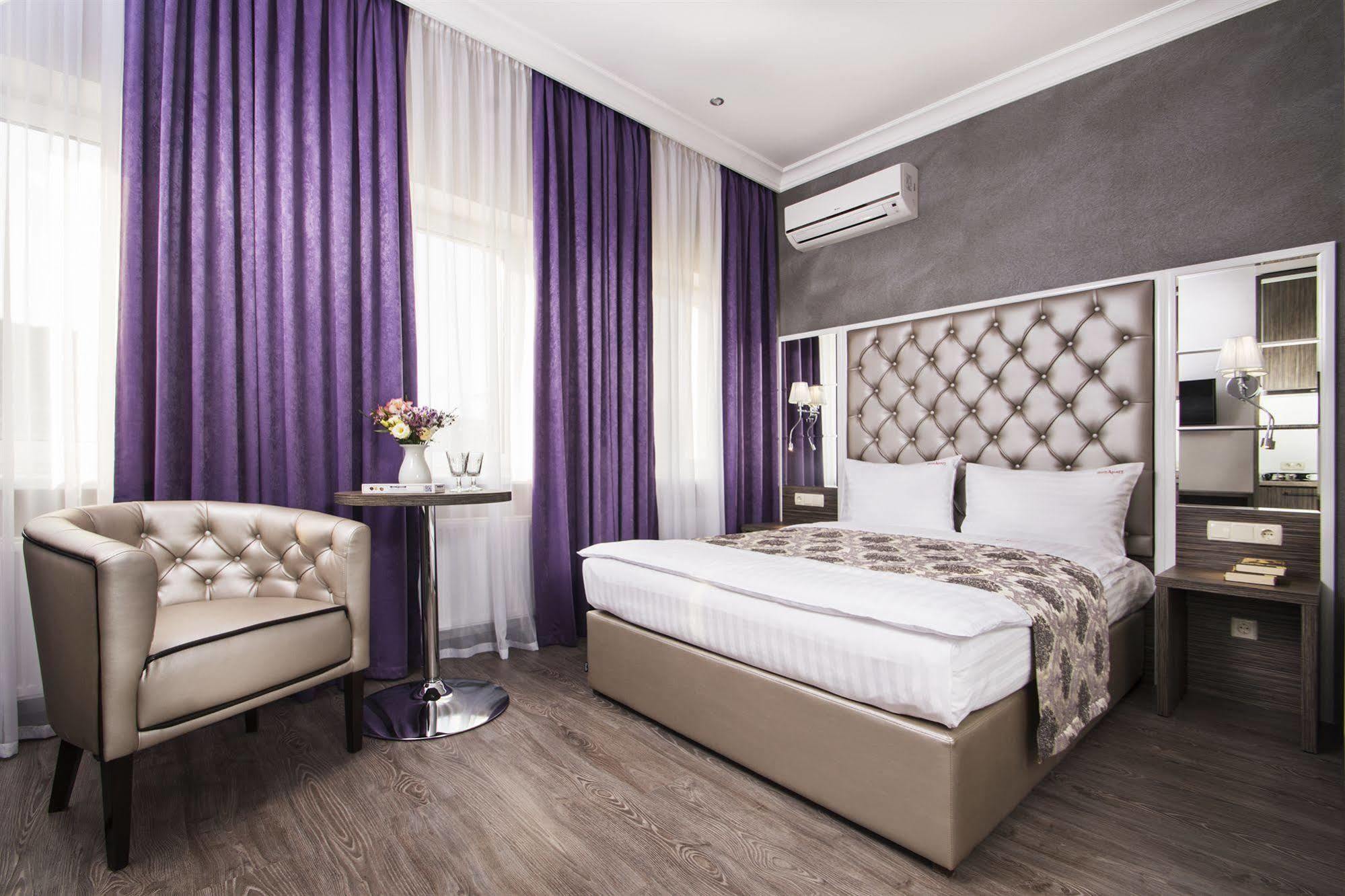 Bonapart Hotel By Uhm Киев Екстериор снимка