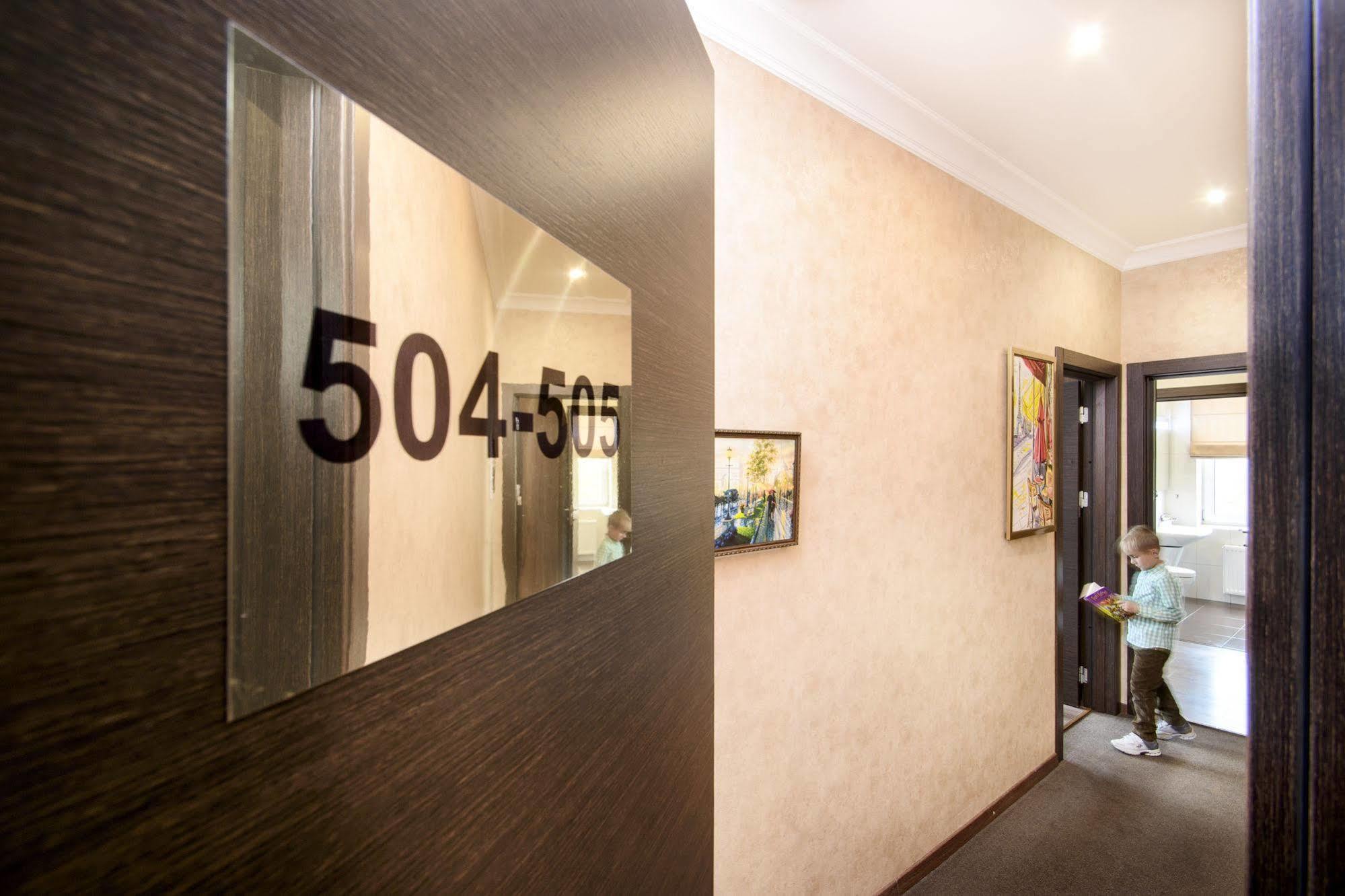 Bonapart Hotel By Uhm Киев Екстериор снимка