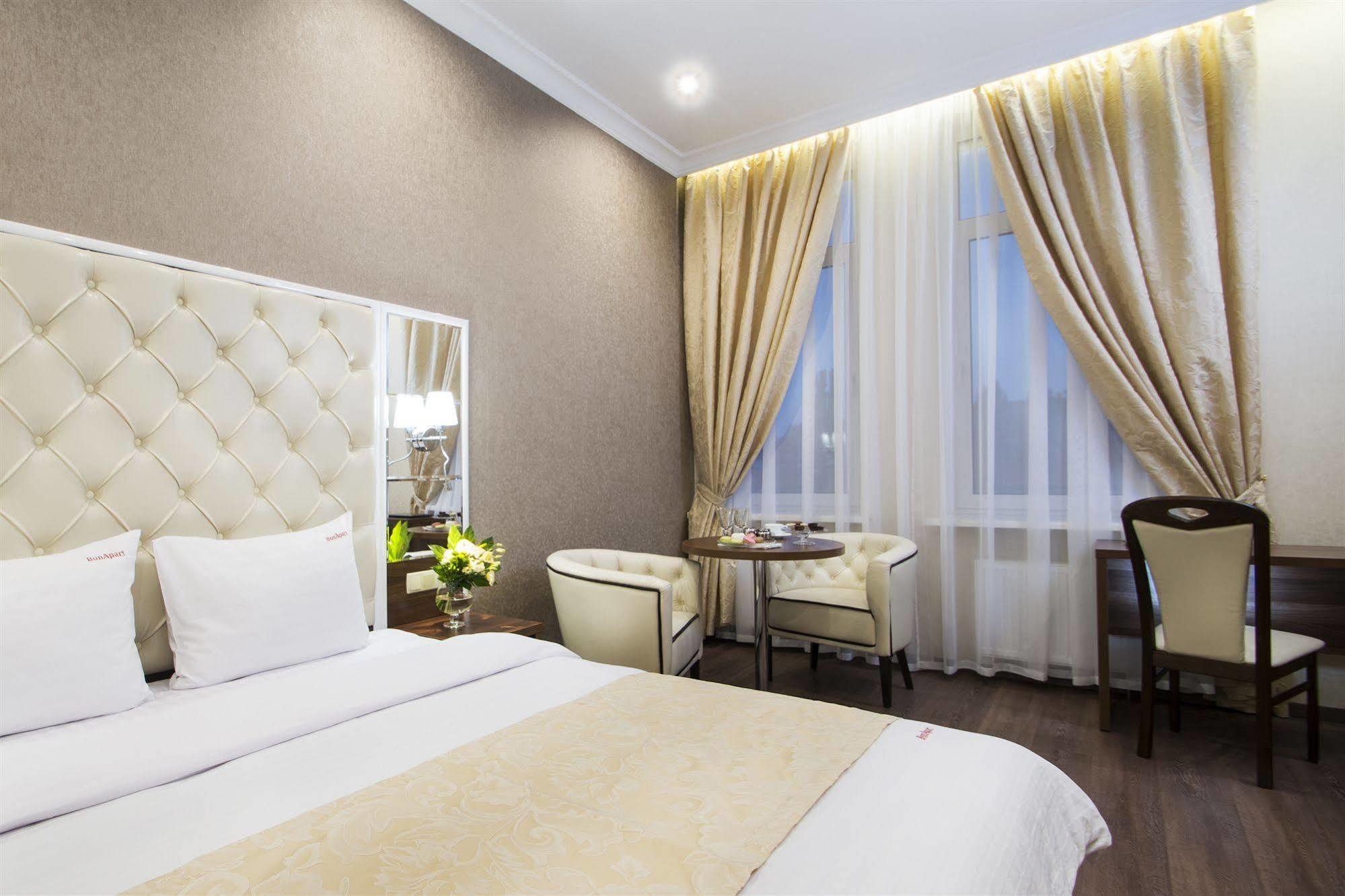 Bonapart Hotel By Uhm Киев Екстериор снимка