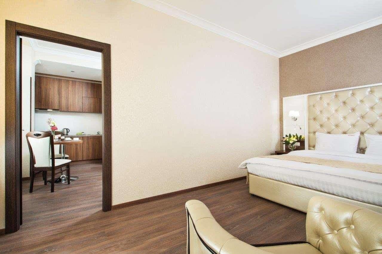 Bonapart Hotel By Uhm Киев Екстериор снимка